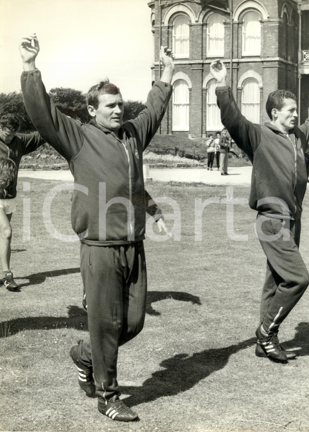 Fotografia d epoca originale 1970 ca UNGHERIA? CALCIO Lajos TICHY Florian ALBERT si allenano Foto 24 x 30 cm 1