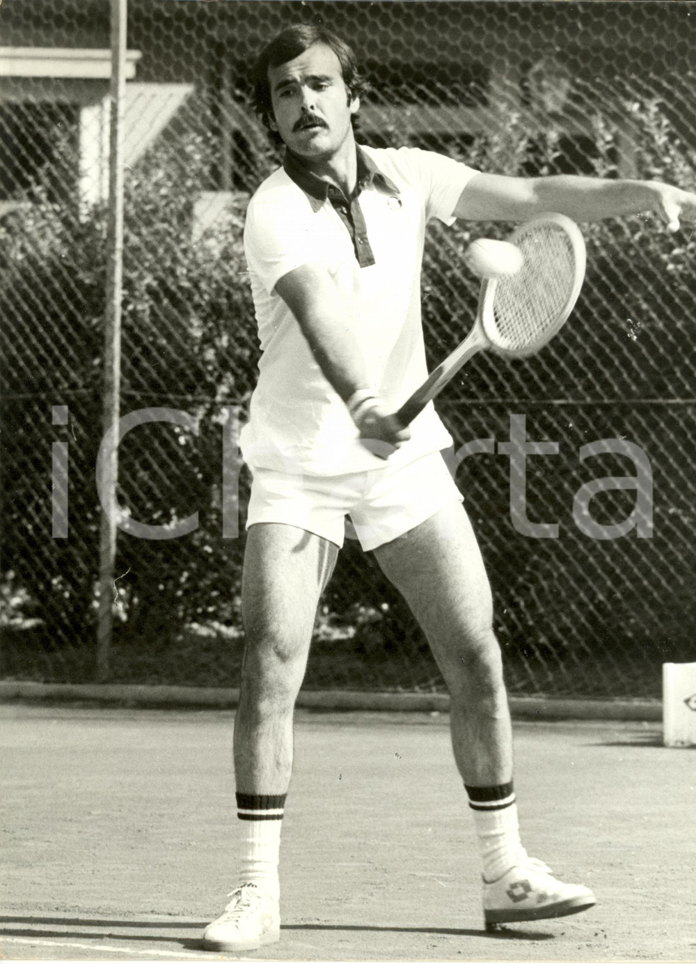 Fotografia d epoca originale 1975 ca TENNIS Tonino ZUGARELLI si allena sponsor LOTTO Fotografia 24 x 30 cm 1
