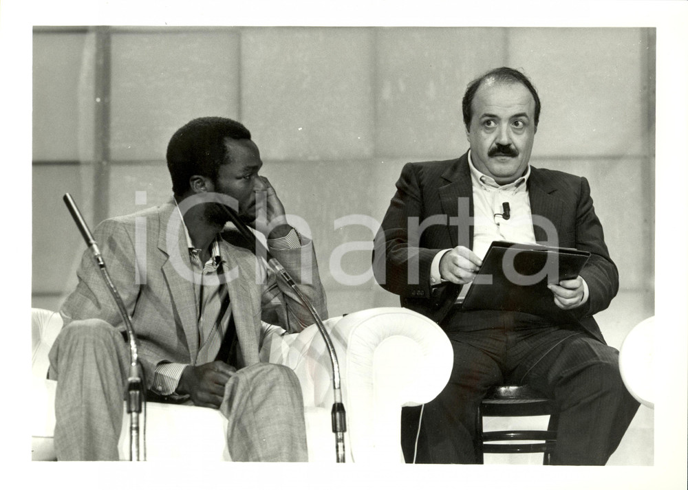 Fotografia d epoca originale 1980 ca ROMA Calciatore Roger MILLA con Maurizio COSTANZO Foto 30 x 24 1