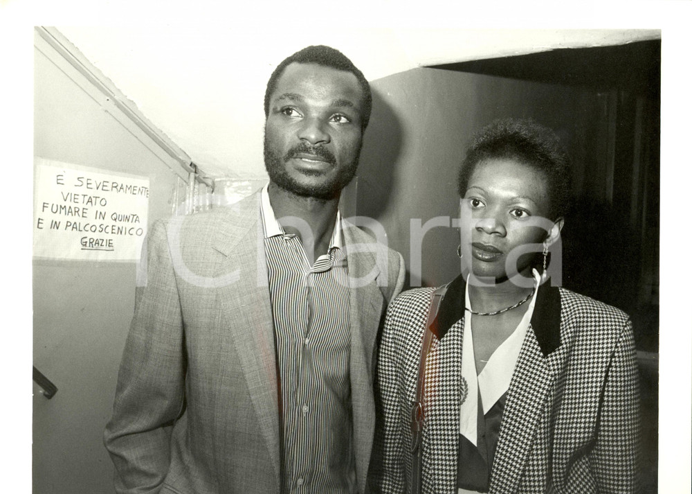 Fotografia d epoca originale 1980 ca ROMA Roger MILLA calciatore CAMERUN con moglie a teatro Foto 30 x 24 1