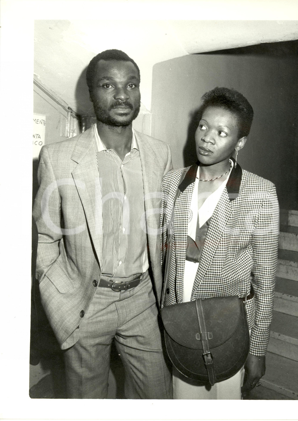 Fotografia d epoca originale 1980 ca ROMA Roger MILLA calciatore CAMERUN con la moglie Foto 30 x 24 cm 1