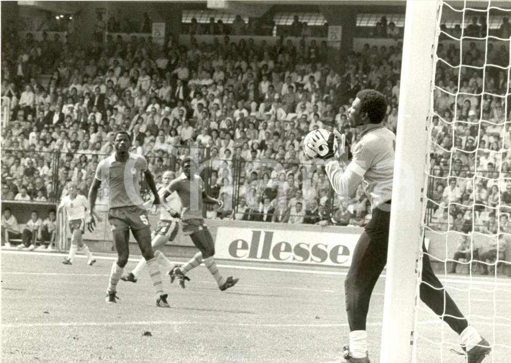 Fotografia d epoca originale 1982 SPAGNA Mondiali CALCIO Parata di Thomas N KONO Partita POLONIACAMERUN Foto 1