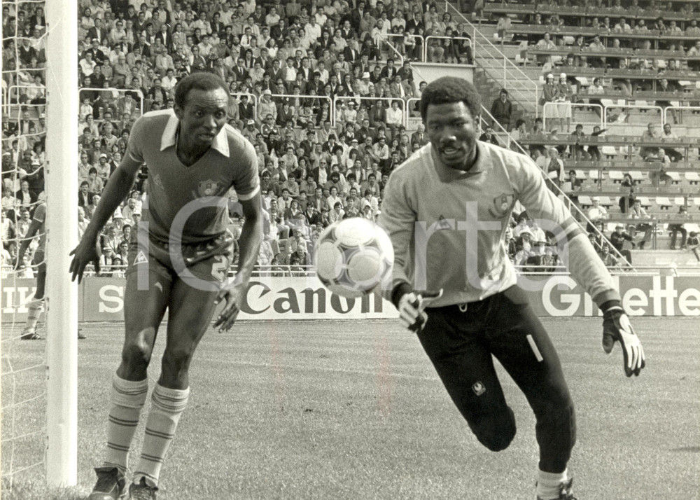 Fotografia d epoca originale 1982 SPAGNA Mondiali CALCIO Michel KAHAM Thomas N KONO CAMERUN 30 x 24 cm 1