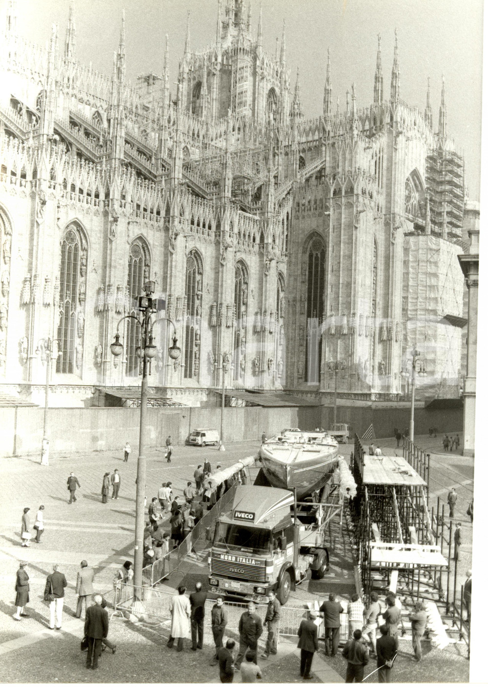 Fotografia d epoca originale 1985 MILANO Trasporto AZZURRA Piazza DUOMO Palazzo Reale SAILING REGATTA Foto 1