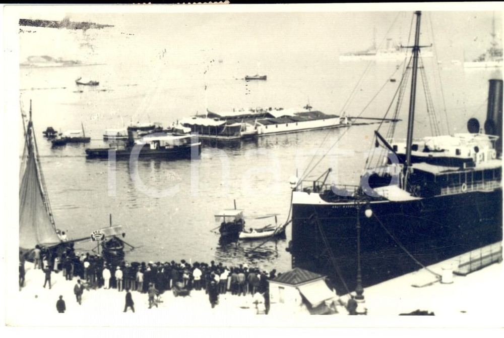 Cartolina originale da collezione 1950 TRIESTE Folla al porto attende l attracco di una nave Fotografia FP VG 1