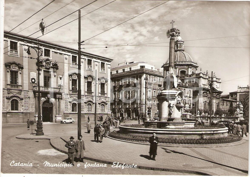 Cartolina originale da collezione 1957 CATANIA Il municipio e la fontana dell ELEFANTE Cartolina ANIMATA FG VG 1