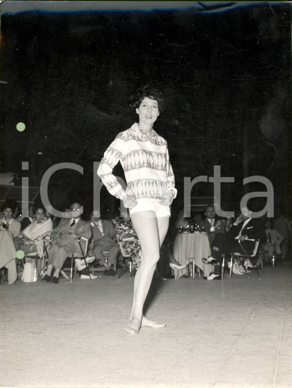 Fotografia d epoca originale 1960 ca MILANO MODA Modella Luciana BONIVENTO sfila in polo e shorts Foto 1