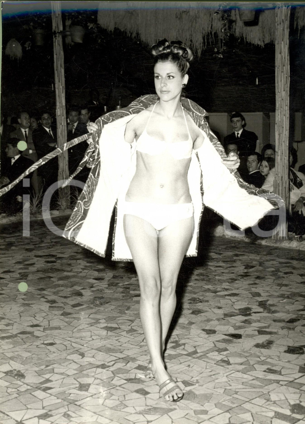 Fotografia d epoca originale 1960 ca MILANO MODA Modella in bikini bianco e accappatoio fantasia Foto 1