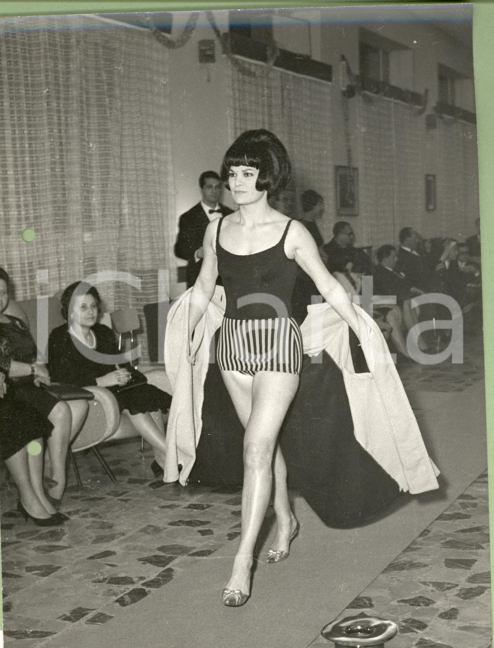 Fotografia d epoca originale 1960 ca MILANO MODA Modella sfila in costume intero bicolore Foto 1