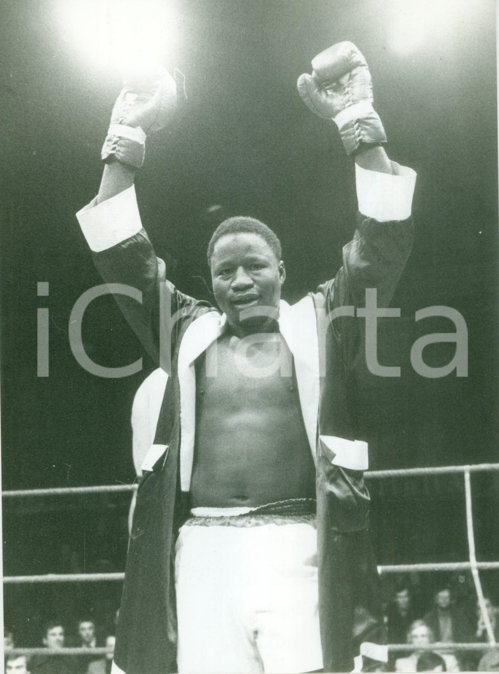 Fotografia d epoca originale 1980 ca BOXE Il pugile KENDA dopo un incontro Fotografia 1