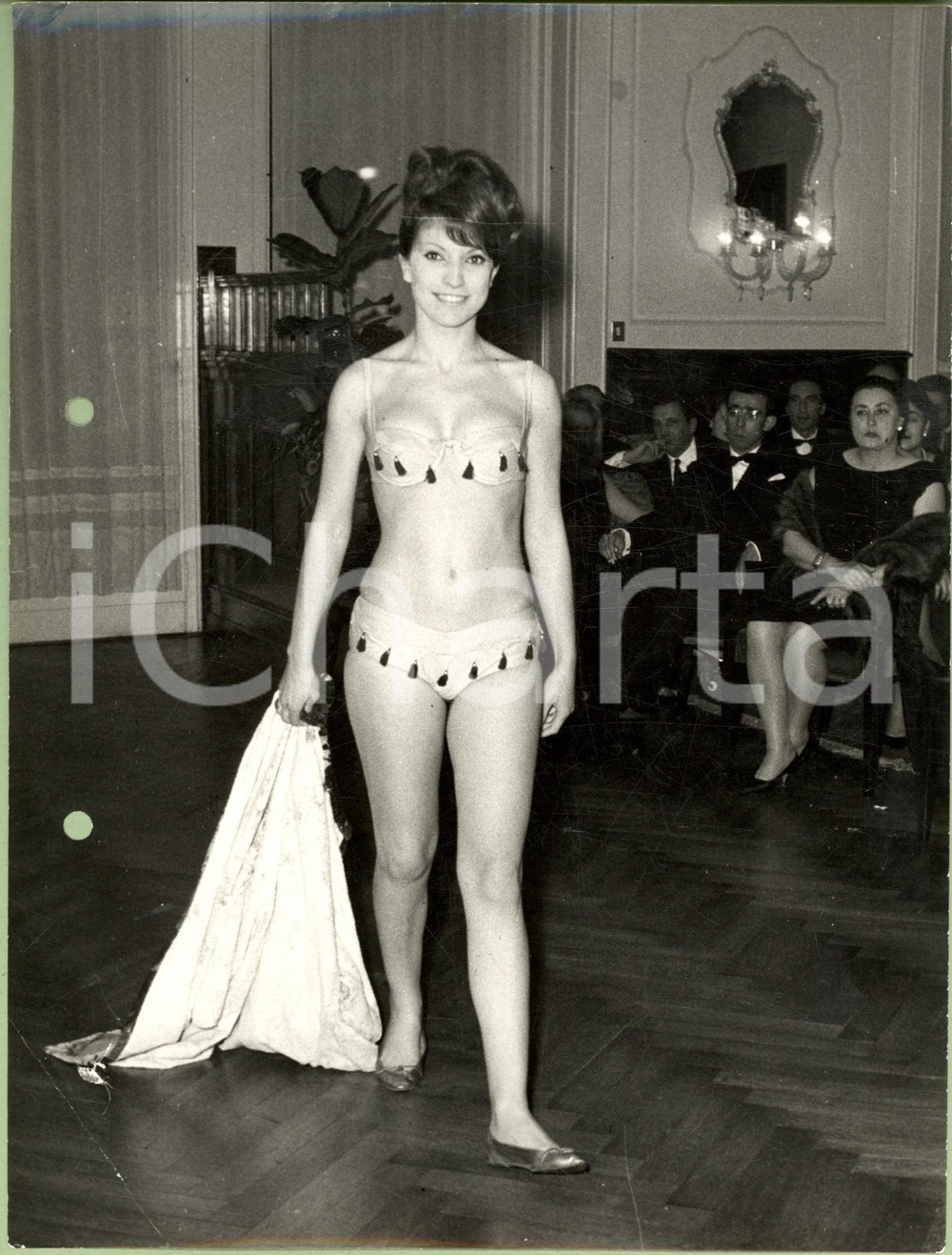 Fotografia d epoca originale 1960 ca MILANO MODA Modella sfila in bikini chiaro con nappe Foto 1