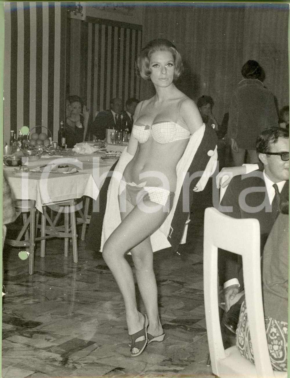 Fotografia d epoca originale 1960 ca MILANO MODA Modella sfila tra i tavoli in bikini a quadretti Foto 1