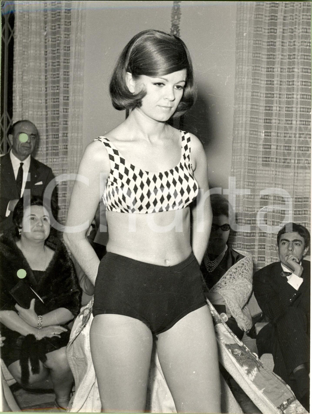 Fotografia d epoca originale 1960 ca MILANO STORIA DELLA MODA Modella sfila in bikini a rombi Foto 1