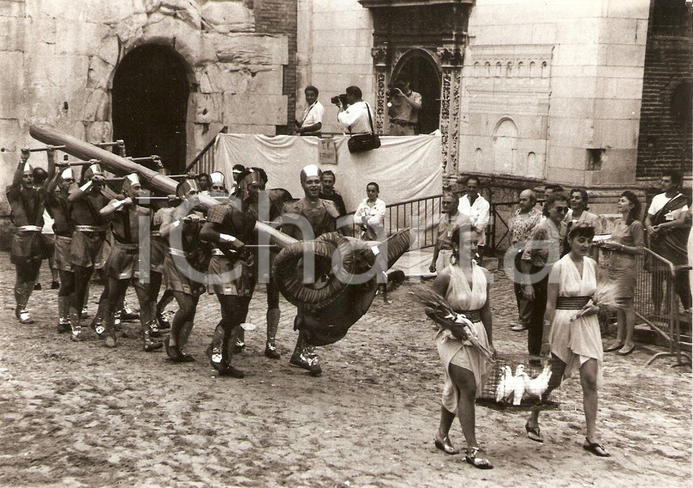 Fotografia d epoca originale 1990 ca FANO Ancelle e ariete alla manifestazione FANO DEI CESARI Fotografia 1