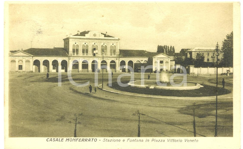 Cartolina originale da collezione 1928 CASALE MONFERRATO AL Stazione e fontana Piazza VITTORIO VENETO ANIMATA 1