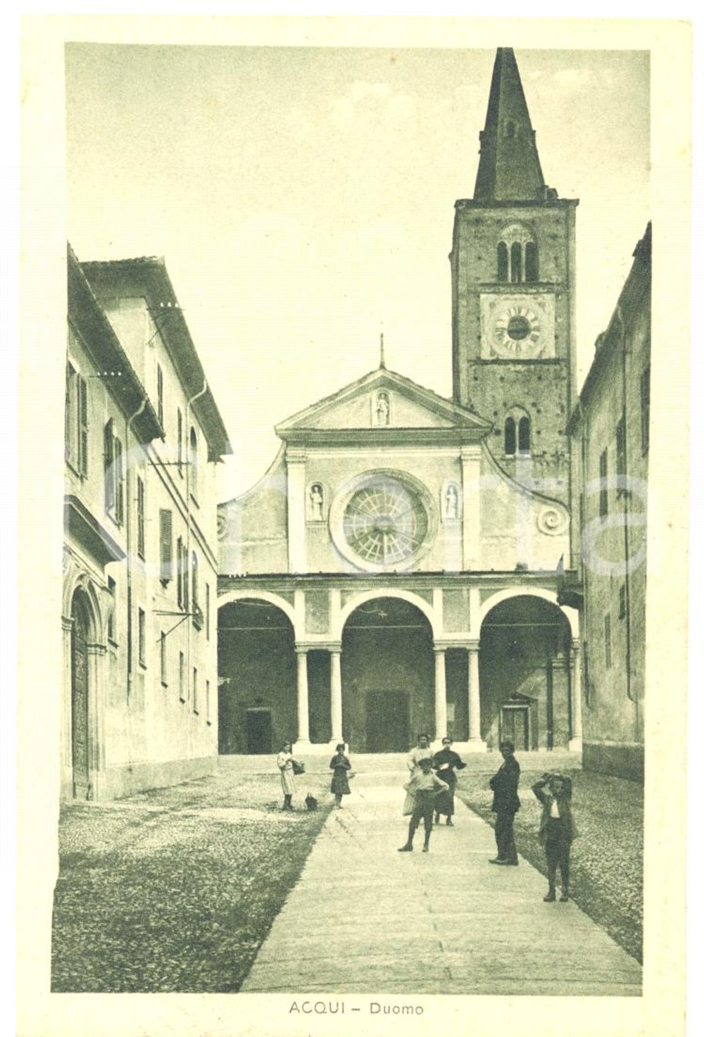 Cartolina originale da collezione 1930 ca ACQUI TERME AL Scorcio del DUOMO Cartolina postale ANIMATA FP NV 1