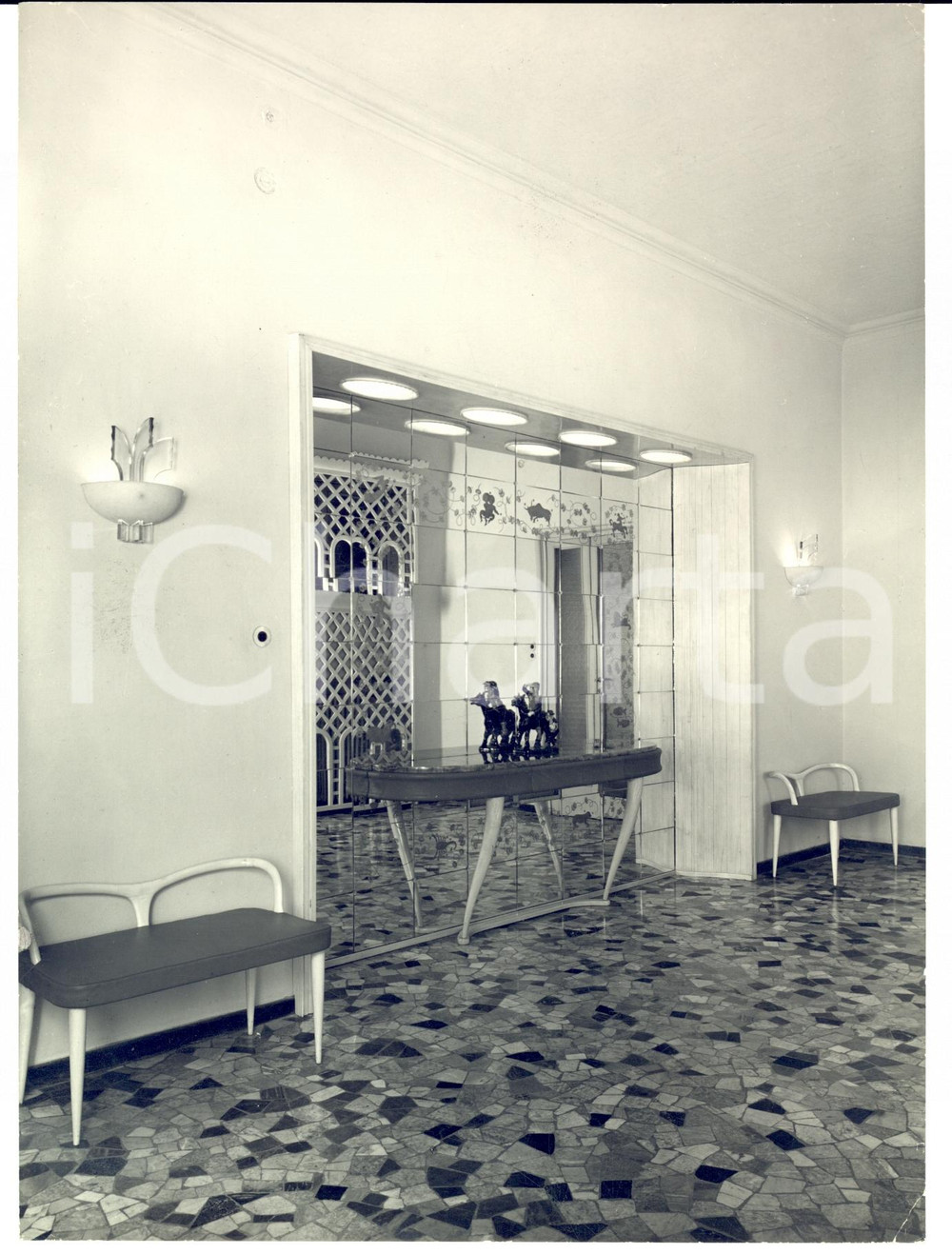 Fotografia d epoca originale 1950 ca SEVESO Mobili Fratelli BARNI Salotto con panchette e consolle Foto 1