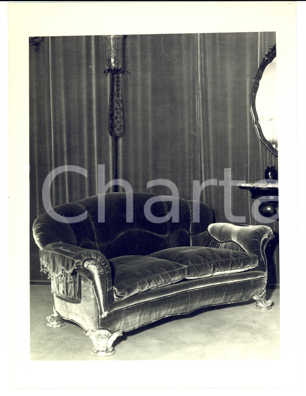 Fotografia d epoca originale 1950 ca SEVESO Mobili Fratelli BARNI Divano in velluto Foto MODERNARIATO 1