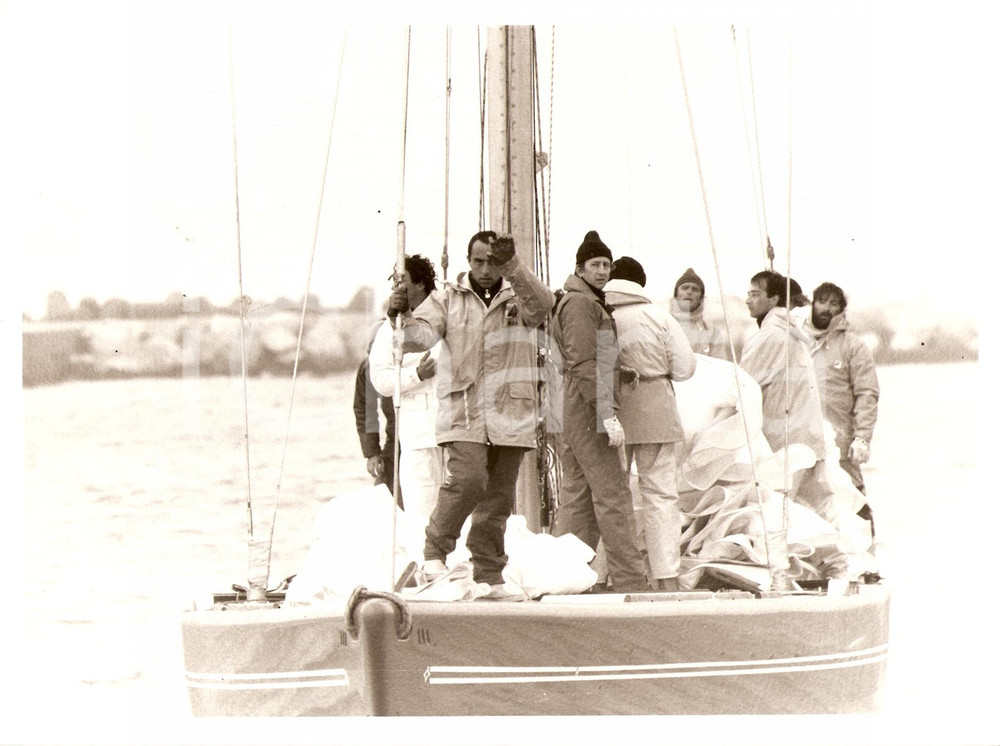 Fotografia d epoca originale 1983 NEWPORT USA Louis Vuitton Cup AZZURRA I4 Equipaggio a fine regata SAILING 1