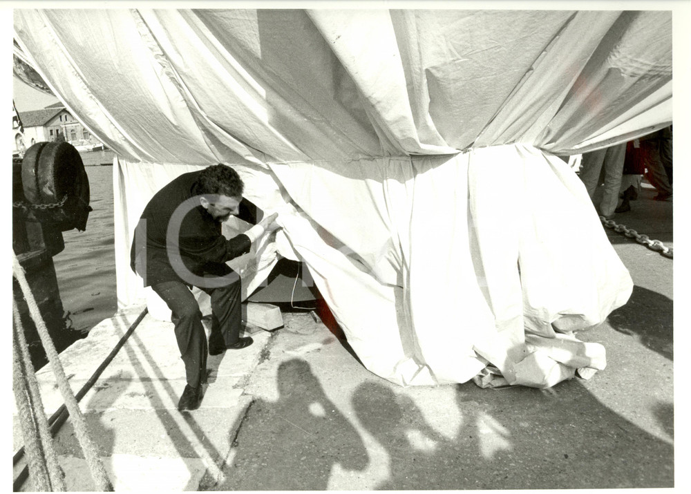 Fotografia d epoca originale 1985 VENEZIA Varo AZZURRA II Skipper Cino RICCI scopre lo scafo SAILING REGATTA 1