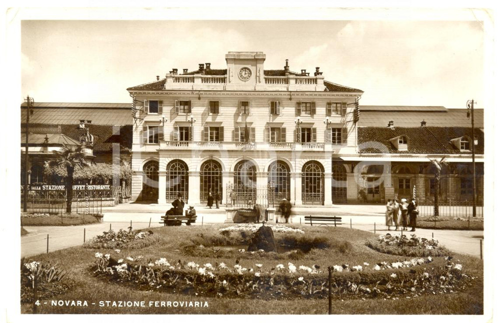 Cartolina originale da collezione 1934 NOVARA Parco della Stazione ferroviaria e Ristorante ANIMATA FP VG 1