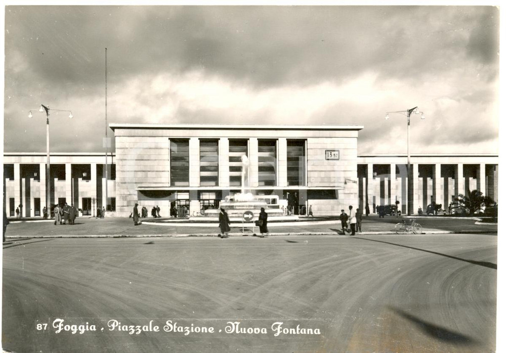 Cartolina originale da collezione 1954 FOGGIA Nuova fontana Stazione ferroviaria Piazza VITTORIO VENETO ANIMATA 1