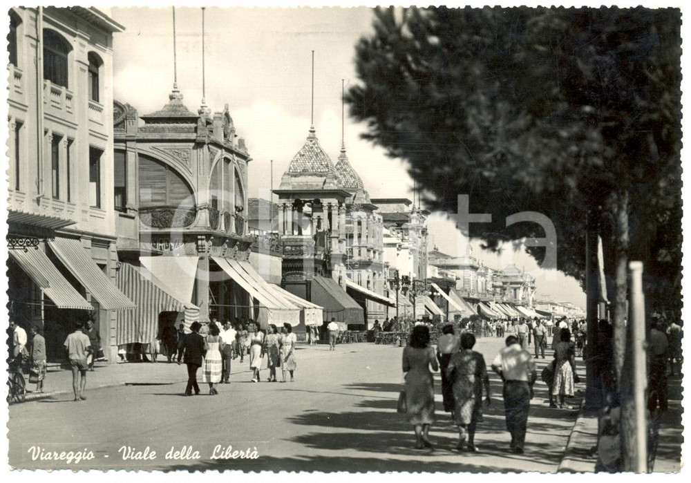 Cartolina originale da collezione 1949 VIAREGGIO LU Passanti in Viale della LIBERTA  Cartolina postale FG VG 1