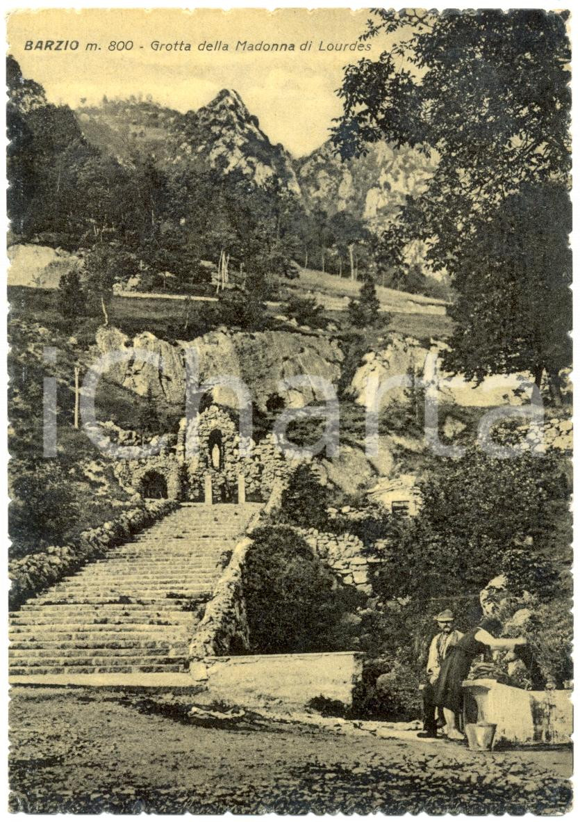 Cartolina originale da collezione 1956 BARZIO LC Donna attinge acqua GROTTA MADONNA di LOURDES Cartolina FG VG 1
