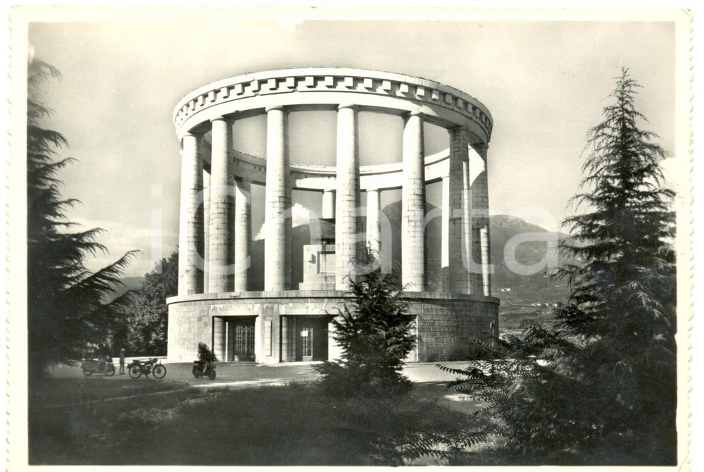 Cartolina originale da collezione 1955 ca TRENTO Monumento a CESARE BATTISTI sul DOSS con Motorini Cartolina FG NV 1