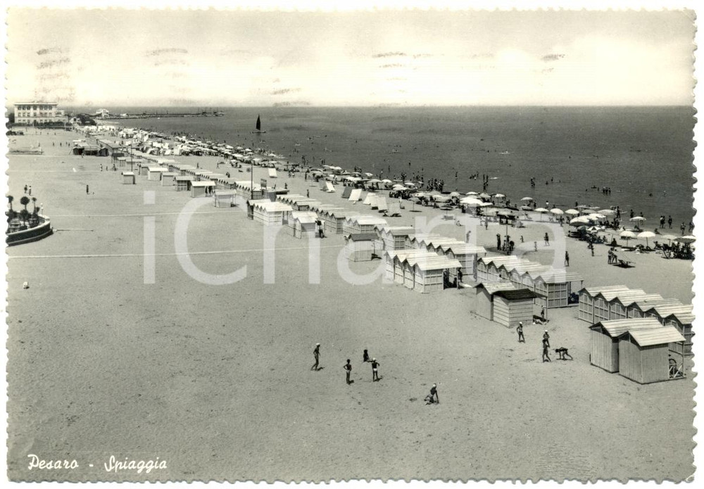 Cartolina originale da collezione 1956 PESARO Stabilimento balneare turisti in spiaggia ANIMATA Cartolina FG VG 1