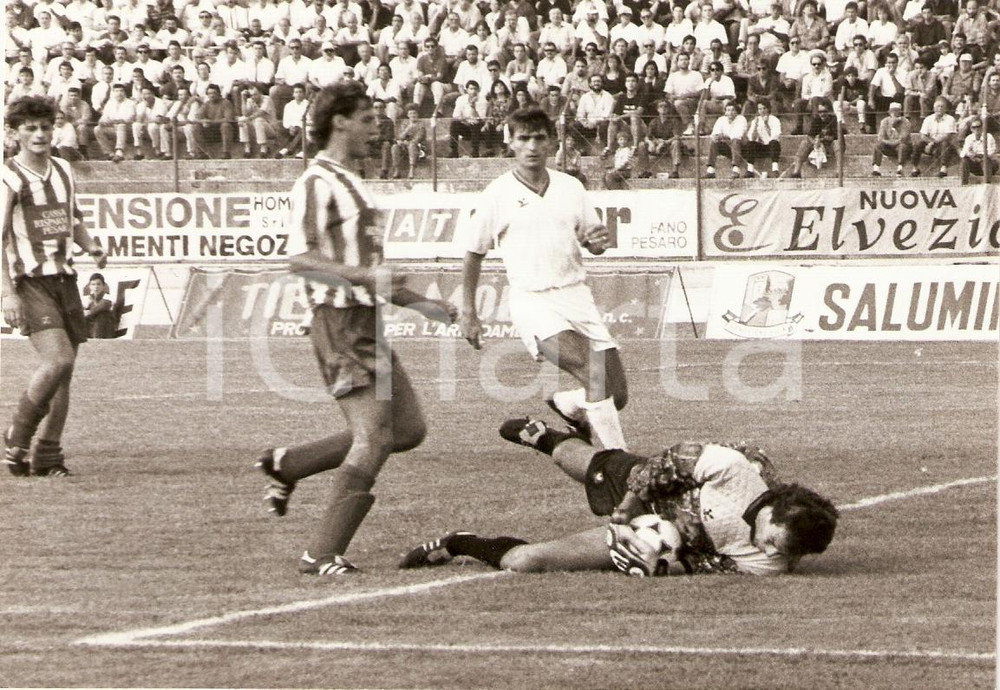 Fotografia d epoca originale 1989 Calcio VIS PESARO Portiere ruba pallone a Patrizio PAOLONE Fotografia 1