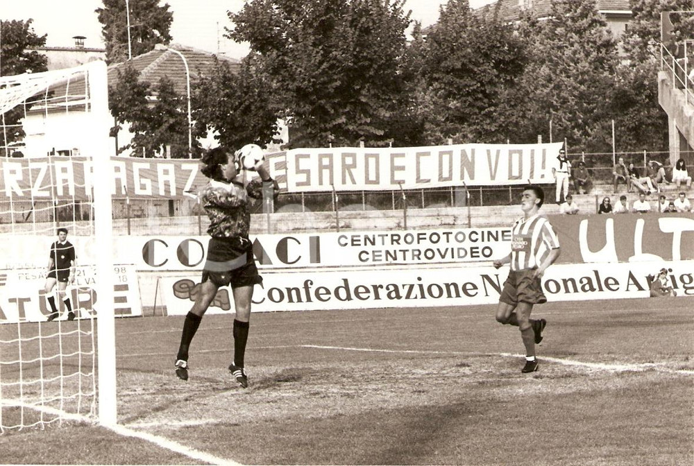 Fotografia d epoca originale 1989 Calcio VIS PESARO Francesco ZAPPASODI anticipato dal portiere Fotografia 1