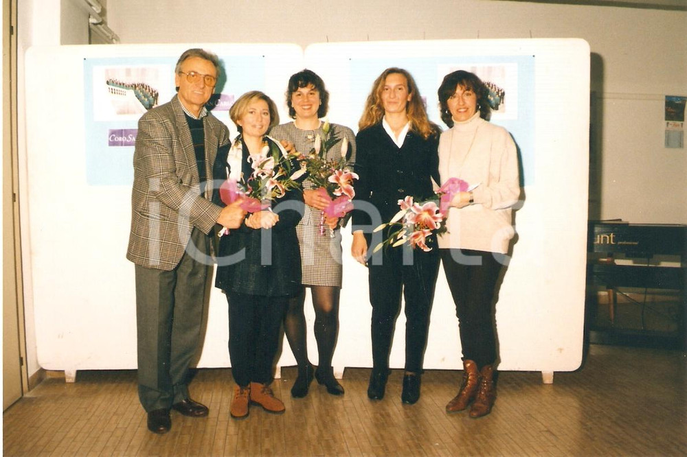 Fotografia d epoca originale 1996 PESARO Coro SAN CARLO Direttore Maestro Cristina BUCCHI con Presidente Foto 1