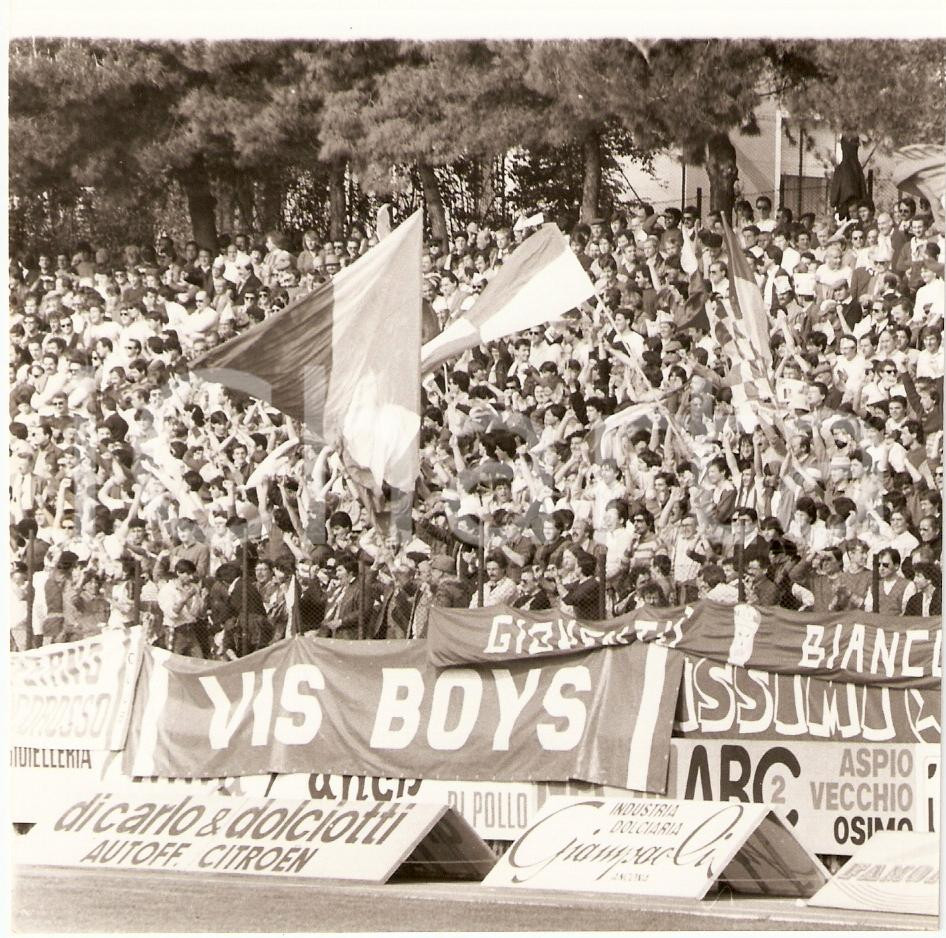 Fotografia d epoca originale 1990 ca Calcio VIS PESARO Ultras VIS BOYS sulle tribune Fotografia 1