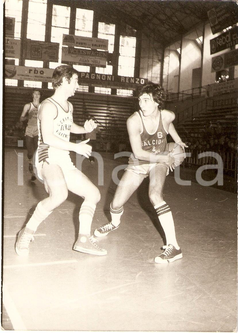 Fotografia d epoca originale 1980 ca PESARO Basket FALCIONI GUERRA  TERAMO Luca FISCALETTI Fotografia 1