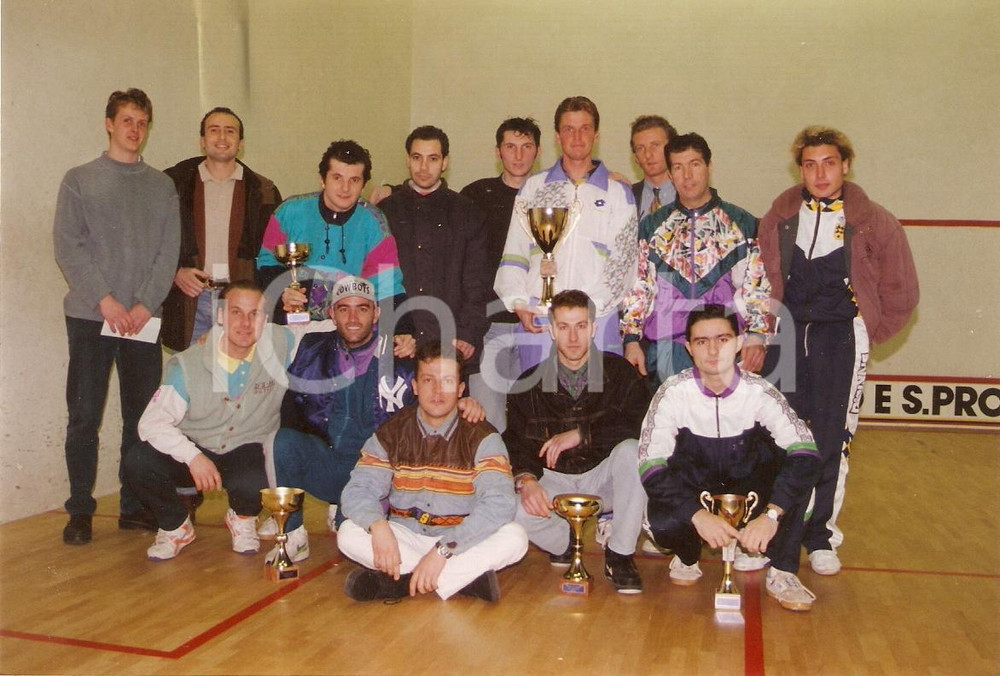 Fotografia d epoca originale 1990 ca PESARO Torneo di Squash Foto di gruppo con Giorgio TAMBURINI Fotografia 1