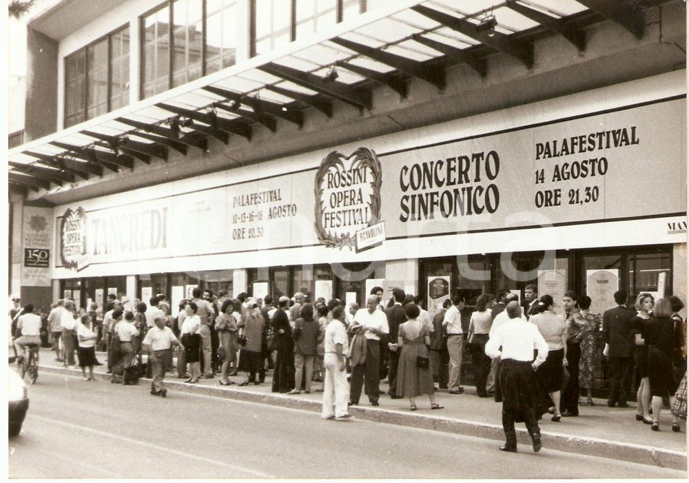 Fotografia d epoca originale 1990 ca PESARO Palafestival ROSSINI OPERA FESTIVAL Folla per il TANCREDI Foto 1