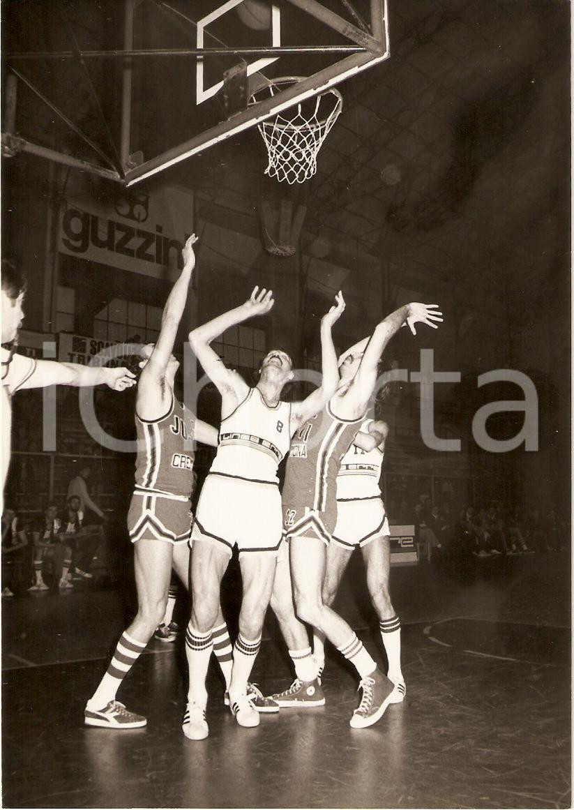 Fotografia d epoca originale 1980 ca PESARO Pallacanestro LINEA ERRE  JUVI BASKET CREMONA Fotografia 1