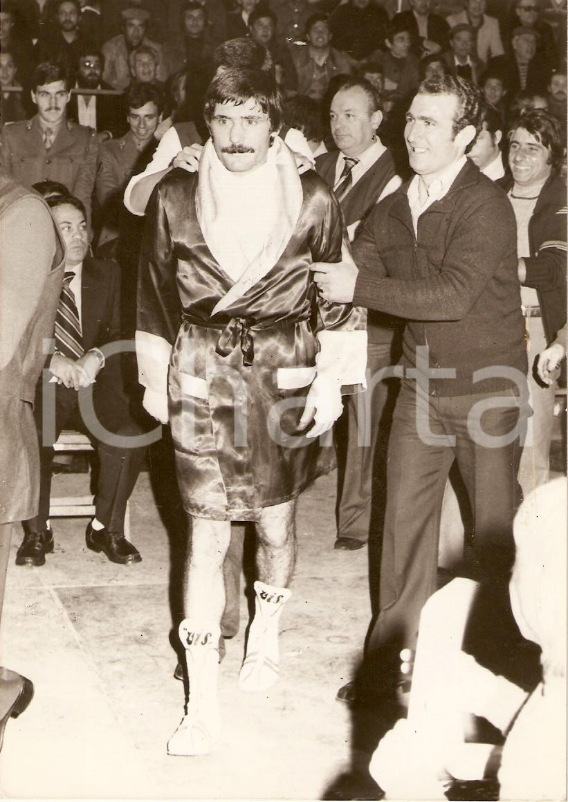 Fotografia d epoca originale 1980 ca PESARO Boxe Damiano LASSANDRO prima dell incontro PUGILATO Fotografia 1