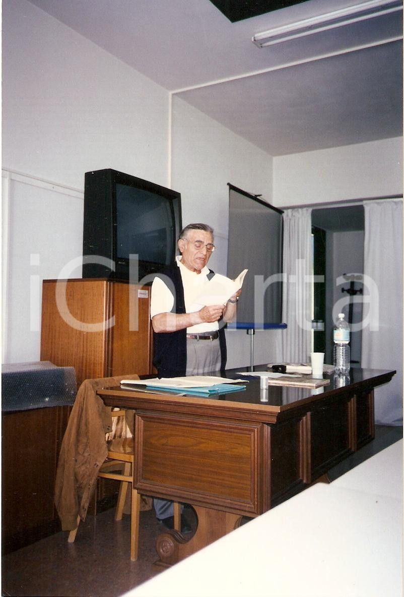 Fotografia d epoca originale 1990 ca FERMIGNANO PU Gualfardo ROMBOLINI legge Diario deportazione Foto 1
