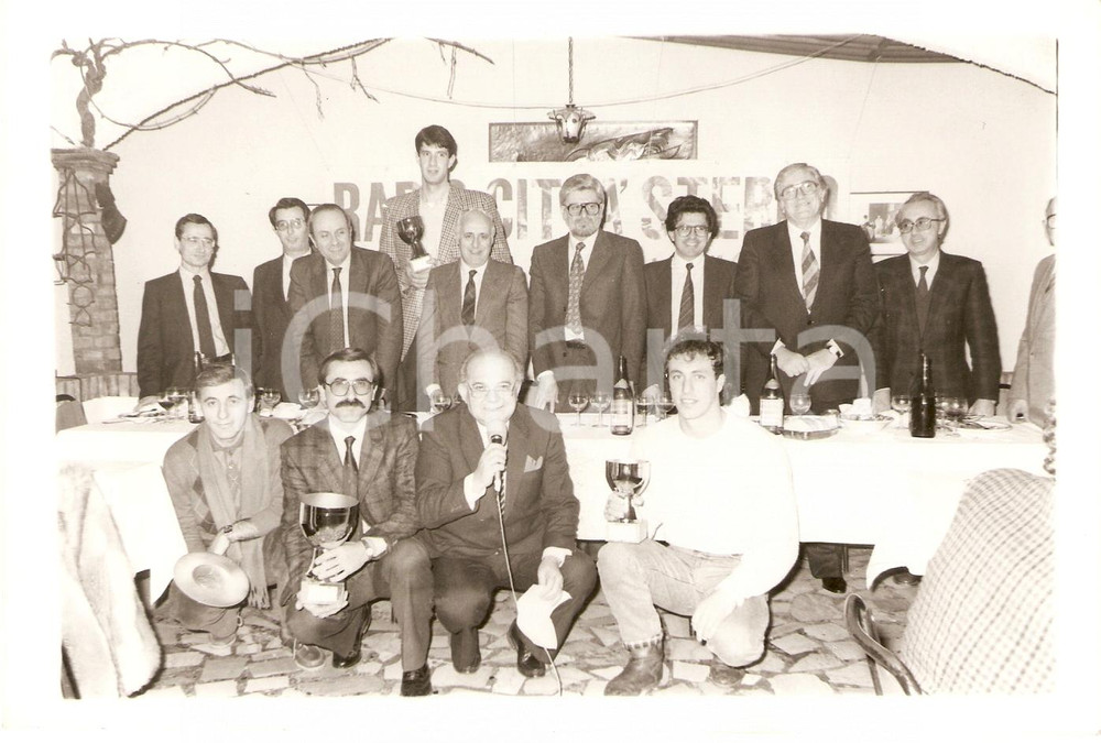 Fotografia d epoca originale 1985 ca PESARO Radio CITTA  STEREO premia gli sportivi Fotografia 1