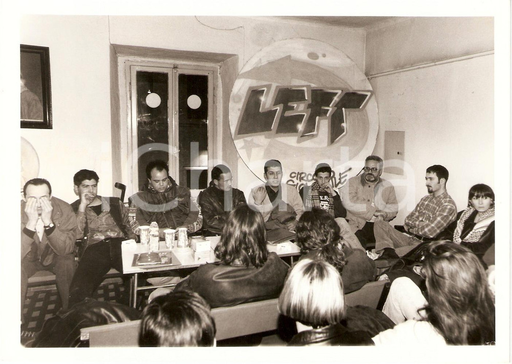 Fotografia d epoca originale 1995 ca PESARO Circolo giovanile LEFT Serata di dibattito Fotografia 1
