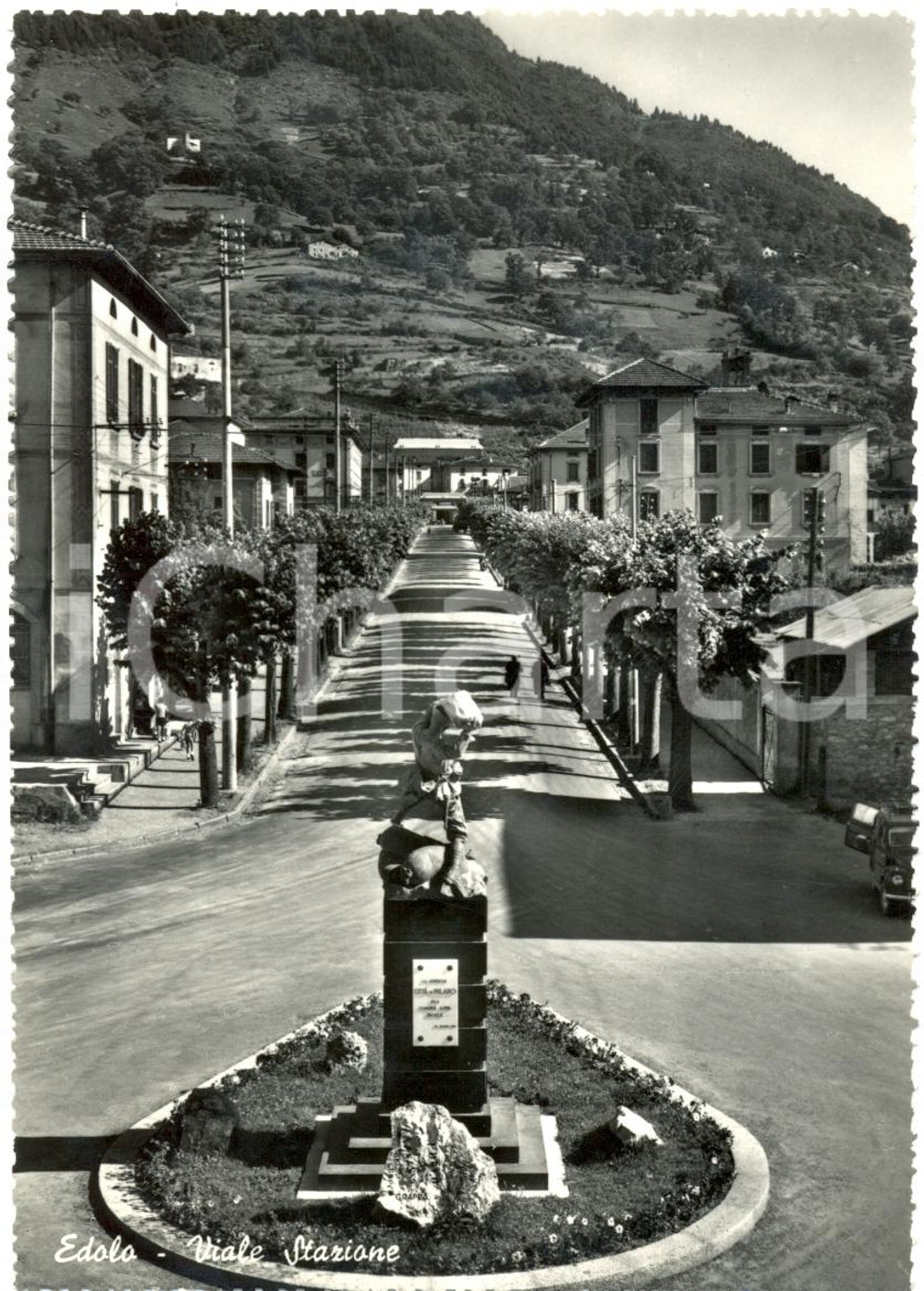 Cartolina originale da collezione 1955 EDOLO BS Monumento agli ALPINI e Viale della Stazione ANIMATA FG VG 1