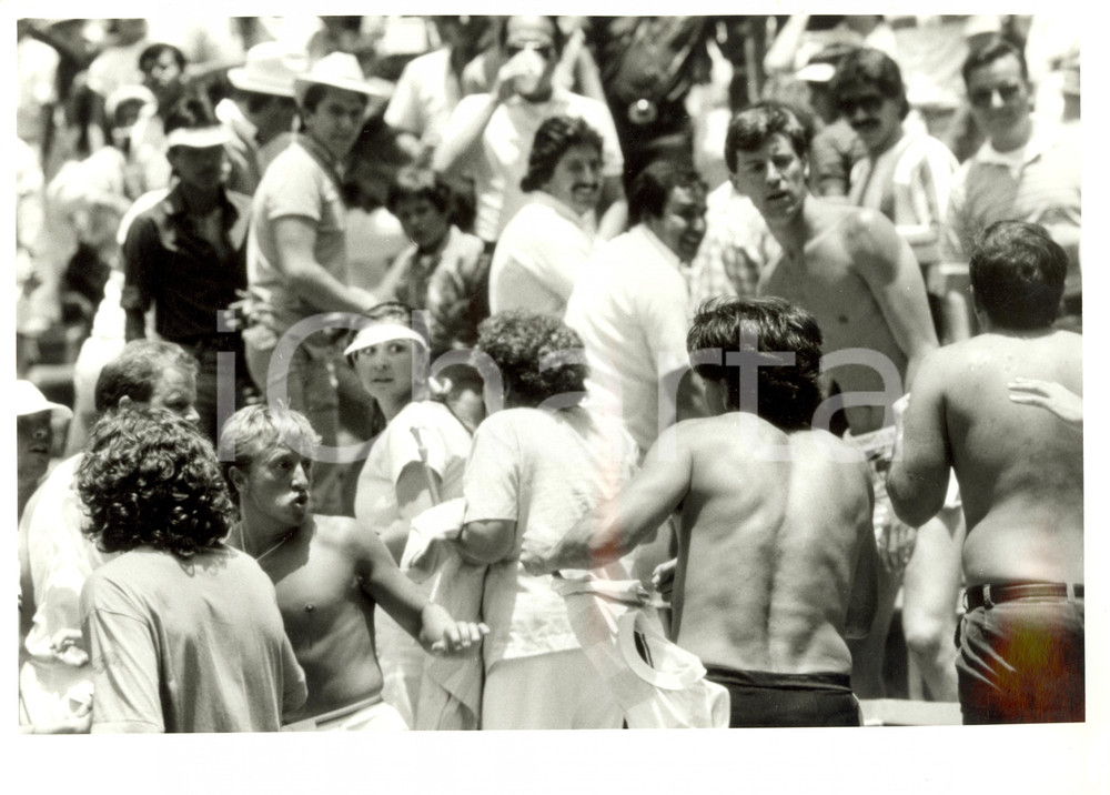 Fotografia d epoca originale 1986 MESSICO Mondiali ARGENTINA  INGHILTERRA Hooligans rivendicano FALKLAND 1