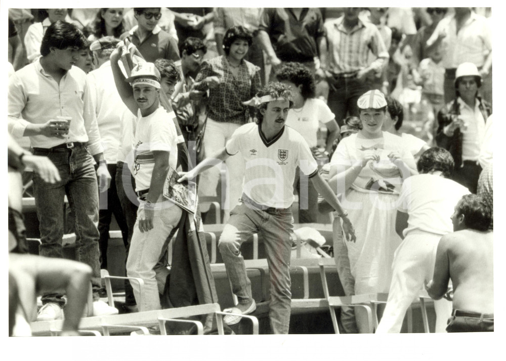 Fotografia d epoca originale 1986 MESSICO Mondiali Calcio ARGENTINA  INGHILTERRA Scontri tifosi per FALKLAND 1