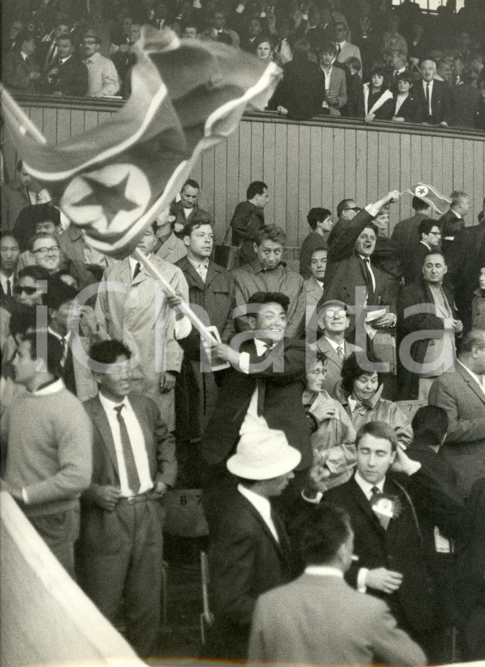 Fotografia d epoca originale 1966 MIDDLESBROUGH Mondiali calcio NORD COREA vs ITALIA Tifosi coreani 24x30 cm 1