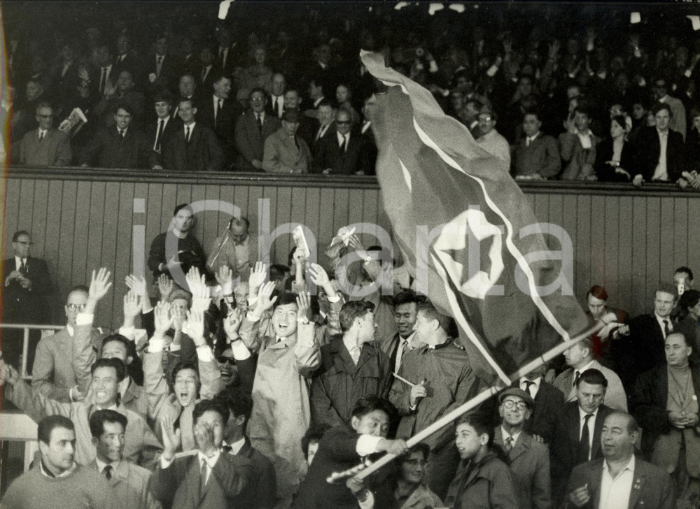 Fotografia d epoca originale 1966 MIDDLESBROUGH Mondiali calcio NORD COREA vs ITALIA Coreani esultano 30x24 1
