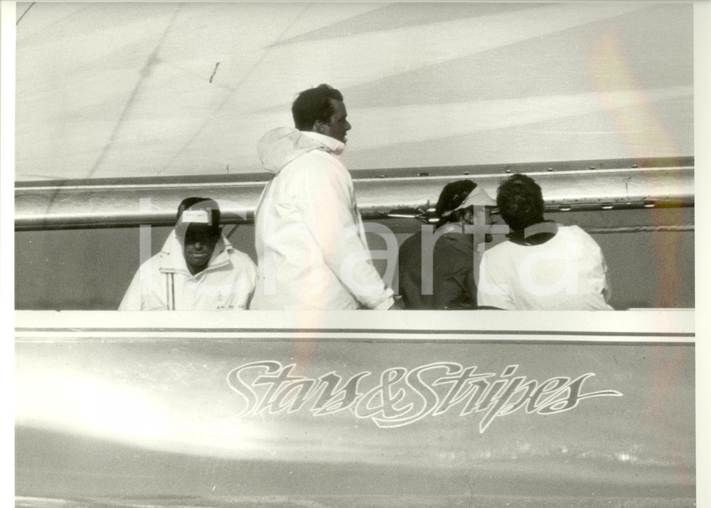 Fotografia d epoca originale 1987 FREMANTLE Louis Vuitton Cup STARS AND STRIPES Skipper Dennis CONNER 30 x 24 1