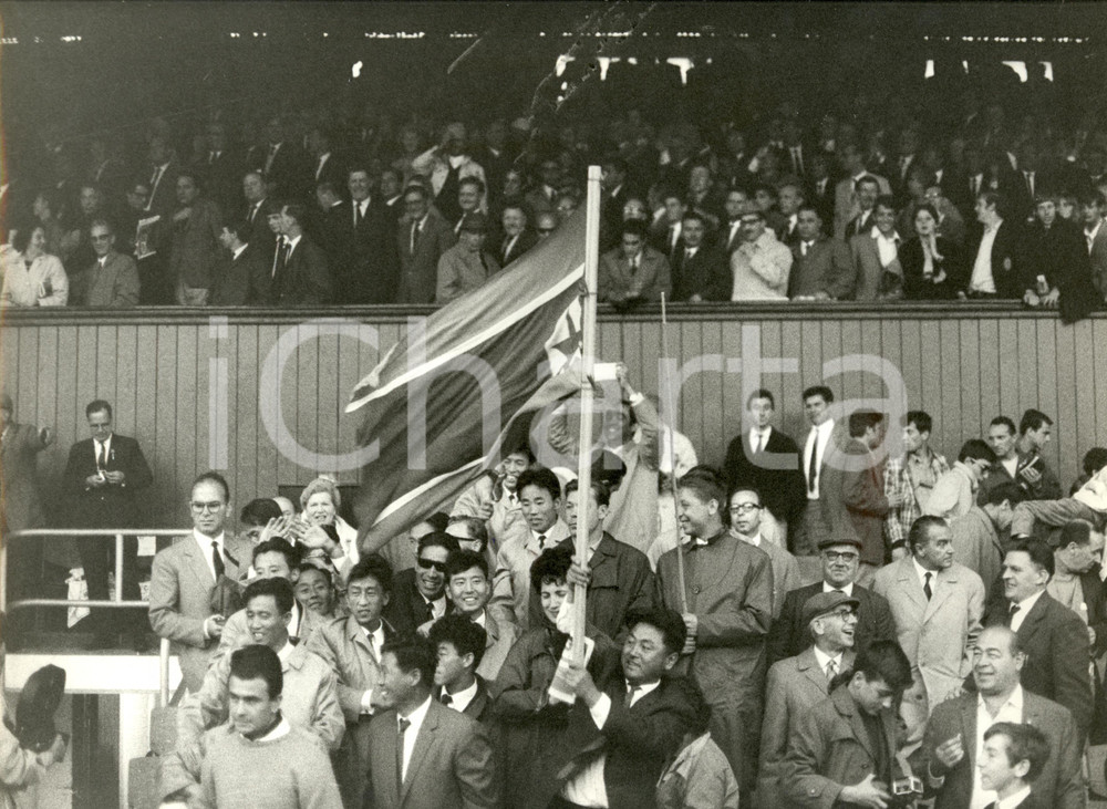 Fotografia d epoca originale 1966 MIDDLESBROUGH Mondiali calcio NORD COREA  ITALIA Tifoseria coreana 30x24cm 1
