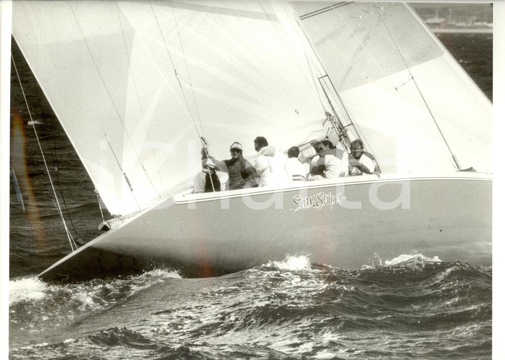 Fotografia d epoca originale 1987 FREMANTLE Louis Vuitton Cup Dennis CONNER a bordo STARS AND STRIPES 30x24 1